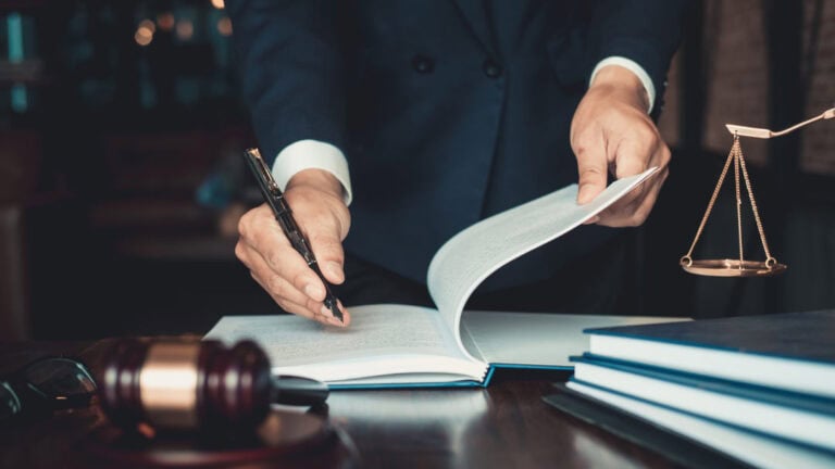 Business Litigation 101: When Should a Business Hire a Litigation Attorney?